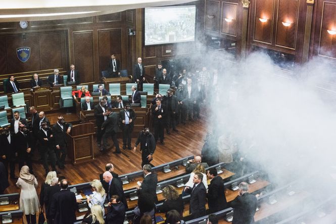 Tränengasschwaden im Parlament