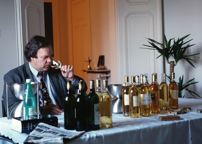 Der Weinkritiker Robert Parker riecht an einem Glas Weisswein.