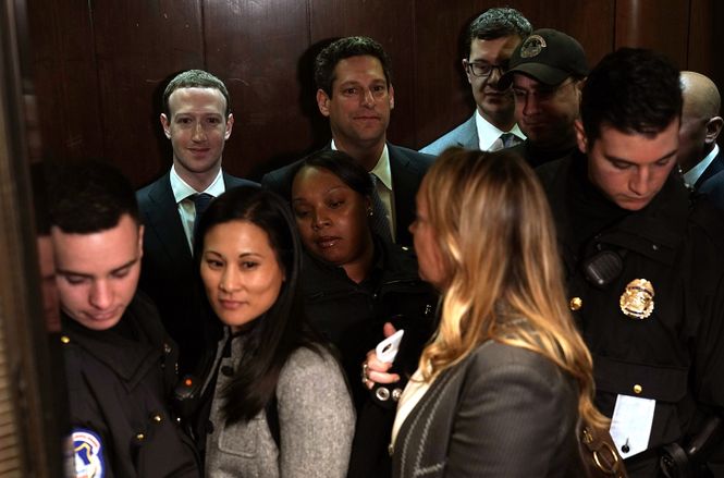 Mark Zuckerberg in einer Menschenmenge in einem Lift