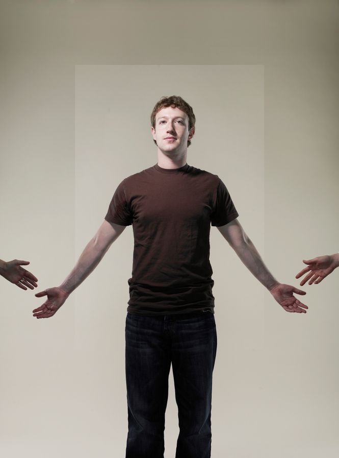 Portrait von Mark Zuckerberg der seine Hände nach andern Händen links und rechts von ihm ausstreckt